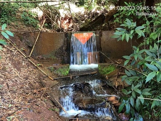 Vertedouro para monitoramento fluviométrico